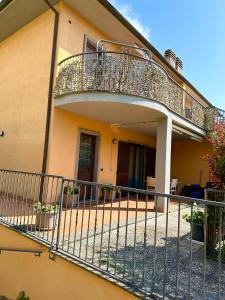 un balcón en el lateral de una casa en La Casa di Maurizio en Montefiascone
