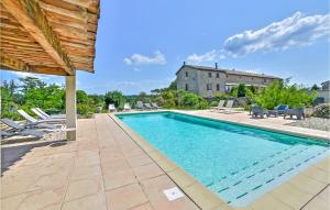 uma piscina com cadeiras e uma casa ao fundo em Nice Apartment In Potelieres With Outdoor Swimming Pool And Wifi em Potelières