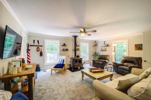 ein Wohnzimmer mit Möbeln und einem Deckenventilator in der Unterkunft Charming Bakersville Home with On-Site Stream! in Bakersville
