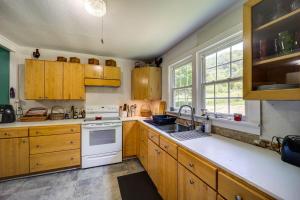 Kuchyň nebo kuchyňský kout v ubytování On-Site Stream Serene Cottage in Bakersville!