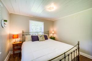 Postel nebo postele na pokoji v ubytování On-Site Stream Serene Cottage in Bakersville!