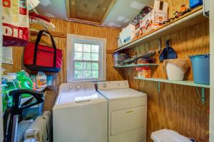 Fotografie z fotogalerie ubytování On-Site Stream Serene Cottage in Bakersville! v destinaci Bakersville + 21 fotografií