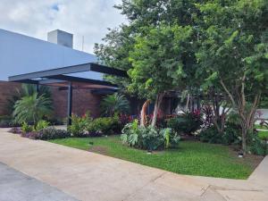 Taman di luar Iker's townhouse con piscina