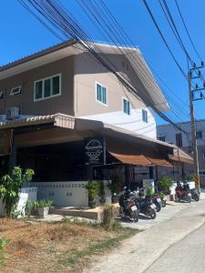 een groep motorfietsen geparkeerd voor een gebouw bij Guesthouse and Restaurant Ratatouille in Baan Tai