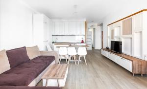 a living room with a couch and a table at SnS Apartament Regal in Mamaia