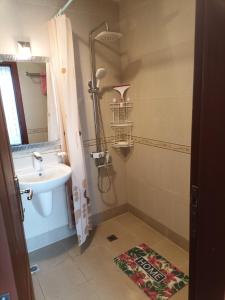 y baño con lavabo y ducha. en Bay View Villas Nona 1d, en Kosharitsa