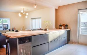 A kitchen or kitchenette at Gorgeous Home In Vintrie With Outdoor Swimming,,,