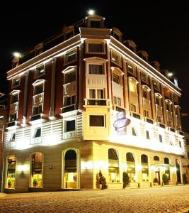 イスタンブールにあるゴールデン ホーン ホテルの夜はライトアップされた大きな建物