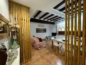 een woonkamer met een tafel en een eetkamer bij Casa Cullerer in Amposta