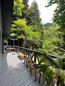 une terrasse avec bancs, table et arbres dans l'établissement ペット可｜自然に囲まれながらサウナやBBQ｜最大８名｜The No.10河口湖　, à Fujikawaguchiko