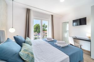 a bedroom with a large bed and a window at Villa Renesansa in Milna