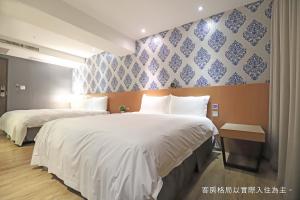Giường trong phòng chung tại Talmud Hotel Yizhong