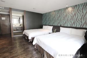 Giường trong phòng chung tại Talmud Hotel Yizhong