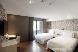 Giường trong phòng chung tại Talmud Hotel Yizhong