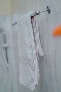 un grupo de toallas colgando de un toallero en el baño en Hostel Kiliwood, en Moshi