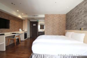 Giường trong phòng chung tại Talmud Hotel Yizhong