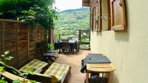d'un balcon avec une table, des chaises, une table et des chaises. dans l'établissement Comme à la maison à la montagne, à Briançon