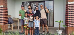 Děti v ubytování Tamiu Guesthouse at Desa Wisata Keramas Near Keramas Surf Beach