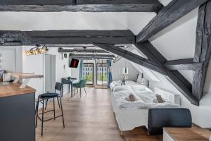 - une chambre avec un grand lit blanc dans l'établissement #1890 Loft Ansbach, à Ansbach