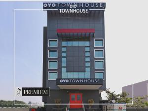 a tall building with a town house sign on it at Townhouse Singapore Mall in Chinhat