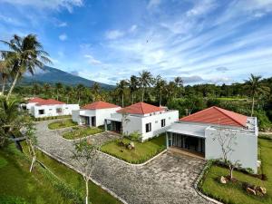 uma vista aérea de uma casa branca com telhados vermelhos em 5G Resort Cijeruk em Bogor