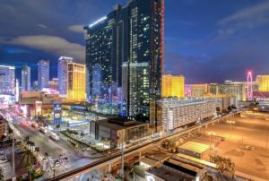 eine Skyline der Stadt in der Nacht mit einer belebten Straße in der Unterkunft Premium Suite MGM Signature HIGH FLR Balcony Strip View in Las Vegas