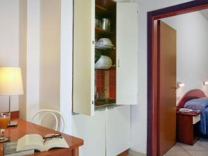 リミニにあるPrincely Apartment in Torre Pedrera with Swimming Poolのキッチン(テーブル、オープンブック付)