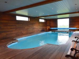 ウェームにあるDelightful Villa in Sourbrodt with Swimming Pool Terraceの木製デッキ付きの客室内の大きなスイミングプール