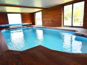 una gran piscina de agua azul en una habitación en Delightful Villa in Sourbrodt with Swimming Pool Terrace, en Waimes