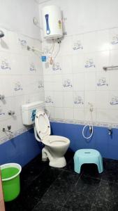 een badkamer met een toilet en een kruk erin bij Ushodaya Resorts in Araku