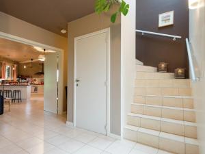 un corridoio con scala in una casa di Luxury Holiday Home in Thirimont Liege with Private Garden a Thirimont