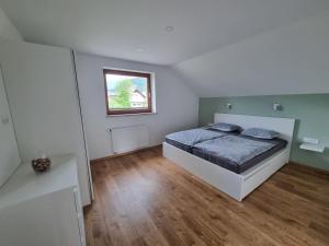 Schlafzimmer mit einem Bett und einem Fenster in der Unterkunft Apartment 199 in Zgornje Gorje