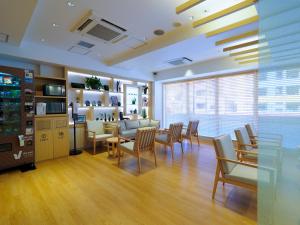 東京にあるファーイーストビレッジホテル東京浅草の椅子とテーブルのある待合室、サロン