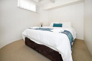 Rúm í herbergi á Mooloolaba 1 BR Getaway - Perfect location ZD5 +13 myndir