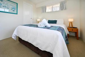 Llit o llits en una habitació de Mooloolaba 2 B/R Getaway - Perfect location ZD5