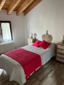 Un pat sau paturi într-o cameră la Amplia casa con jardin a un paso del centro de Santander