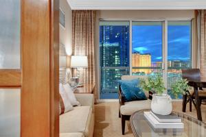 Posezení v ubytování Premium Suite MGM Signature HIGH FLR Balcony Strip View