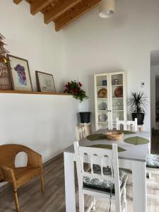 Zdjęcie z galerii obiektu Amplia casa con jardin a un paso del centro de Santander w mieście Santander