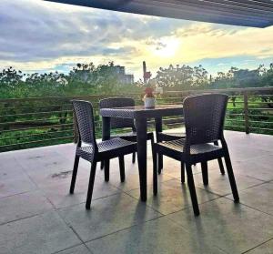 - une table et quatre chaises sur une terrasse avec vue dans l'établissement Lux 7 Pool Villa Mactan, à Mactan