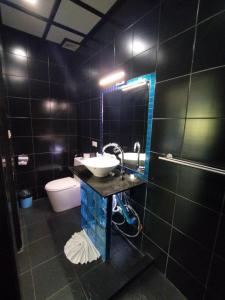 y baño con lavabo y aseo. en The Venue Residence - SHA Extra Plus en Pattaya South