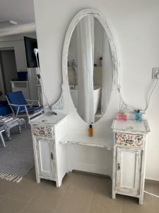 um toucador branco com um espelho e um lavatório em Apartmán Michaela em Turnov