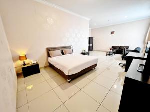 1 dormitorio con 1 cama y sala de estar en OASE GUEST HOUSE, en Medan