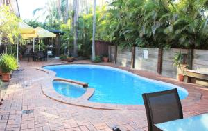 a swimming pool in a yard with a patio at Best Western Ipswich in Ipswich