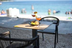 Nápoje v ubytování Aurora Beachfront Luxury Rooms&Suites