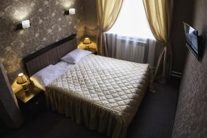 モスクワにあるHotel Liteのベッドルーム1室(白い掛け布団、窓付)