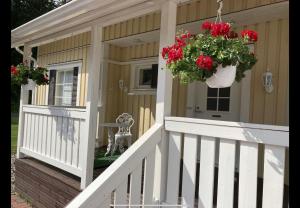 Un porche de una casa con flores. en Isokorventie 113 en Dagsmark