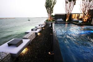 Bazén v ubytování Cher Resort SHA Plus Certified nebo v jeho okolí