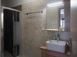 Ванная комната в Melissinos Beachfront Apartments