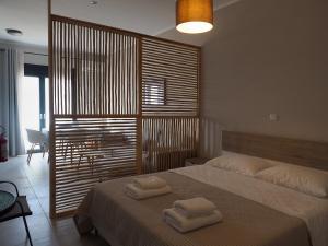 Кровать или кровати в номере Melissinos Beachfront Apartments