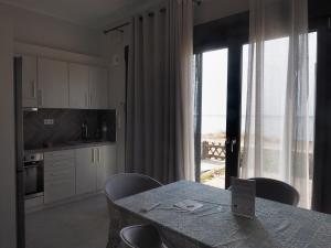 Кухня или мини-кухня в Melissinos Beachfront Apartments
